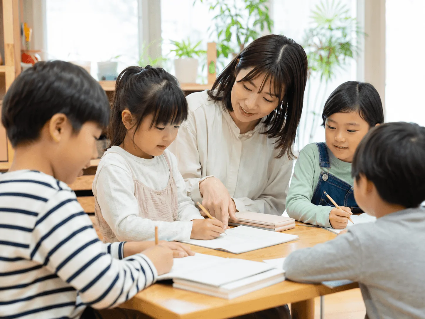 少人数で学ぶ様子